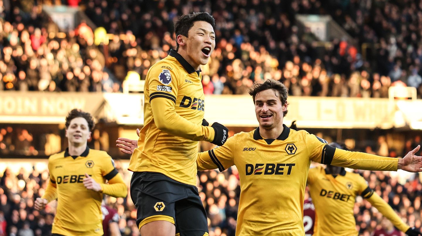 Hwang Hee-Chan celebrates scoring