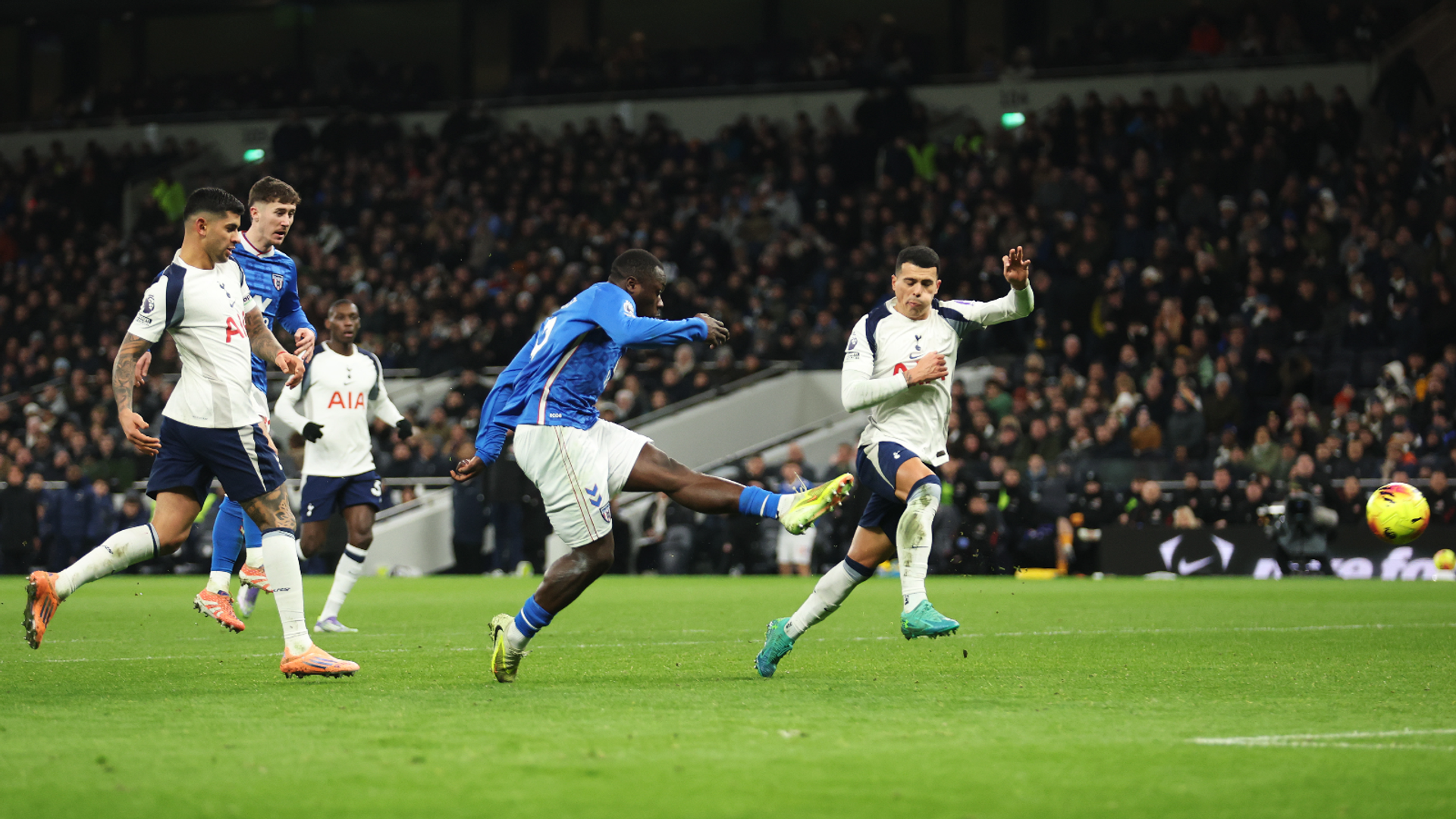 Spurs Stunned Late: Brobbey's Screamer Snatches Draw for Sunderland in Thriller!