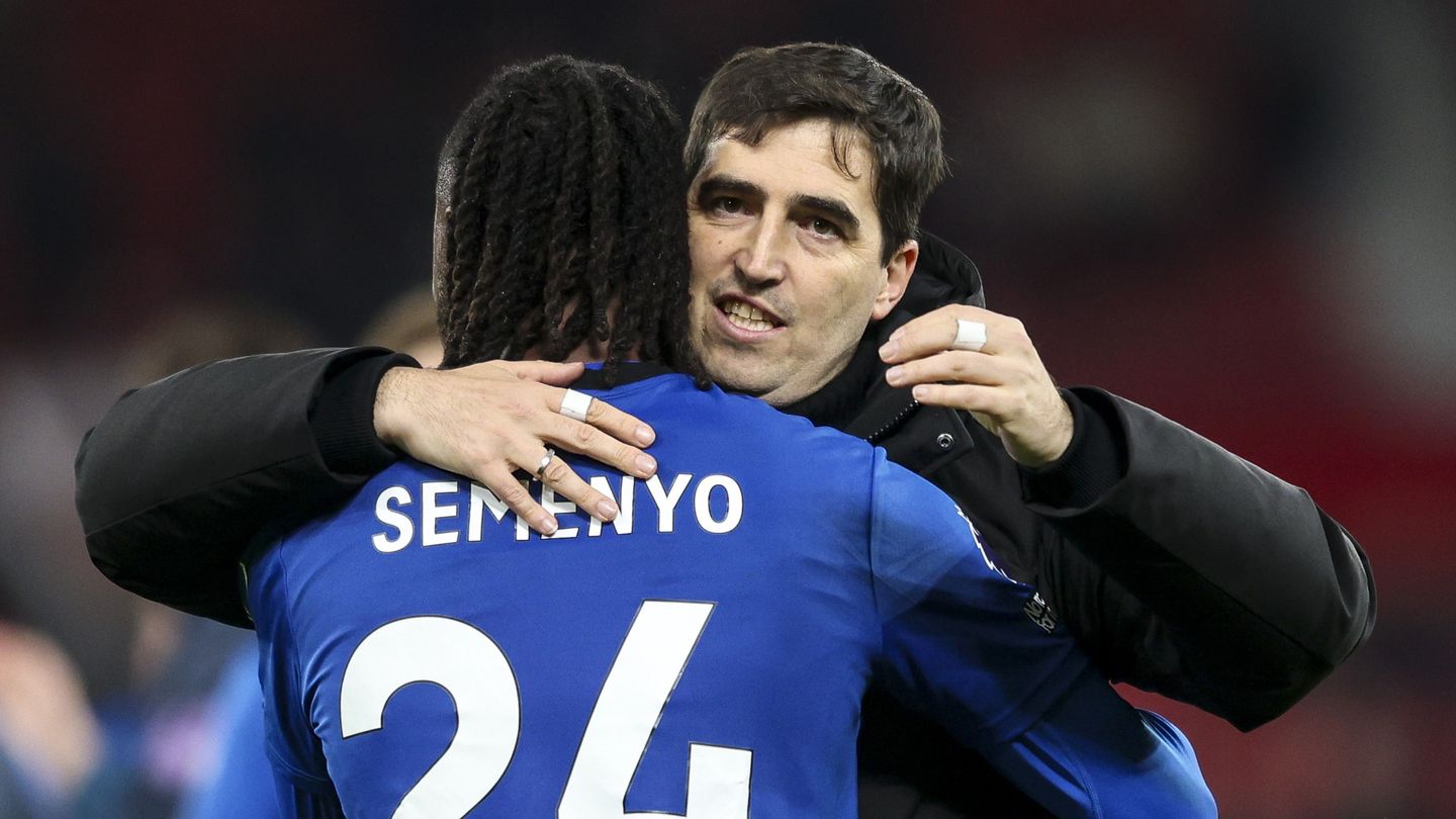Andoni Iraola hugs Antoine Semenyo