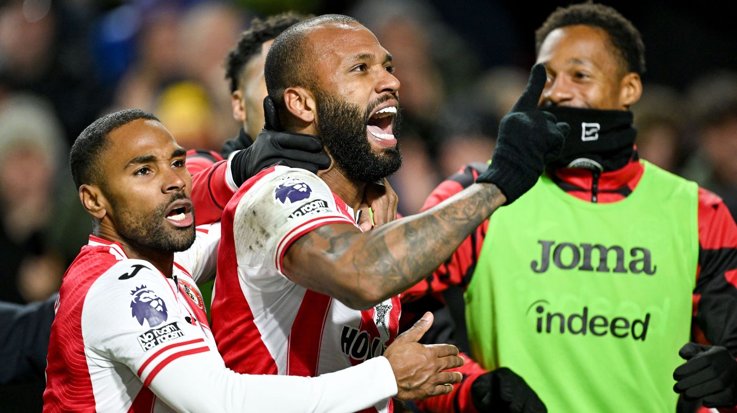 Igor Thiago of Brentford celebrates scoring 