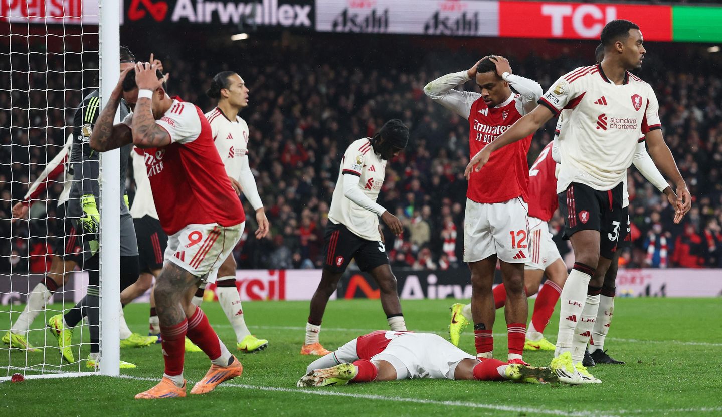 Arsenal players hold their heads in their hands after Gabriel's late miss v Liverpool