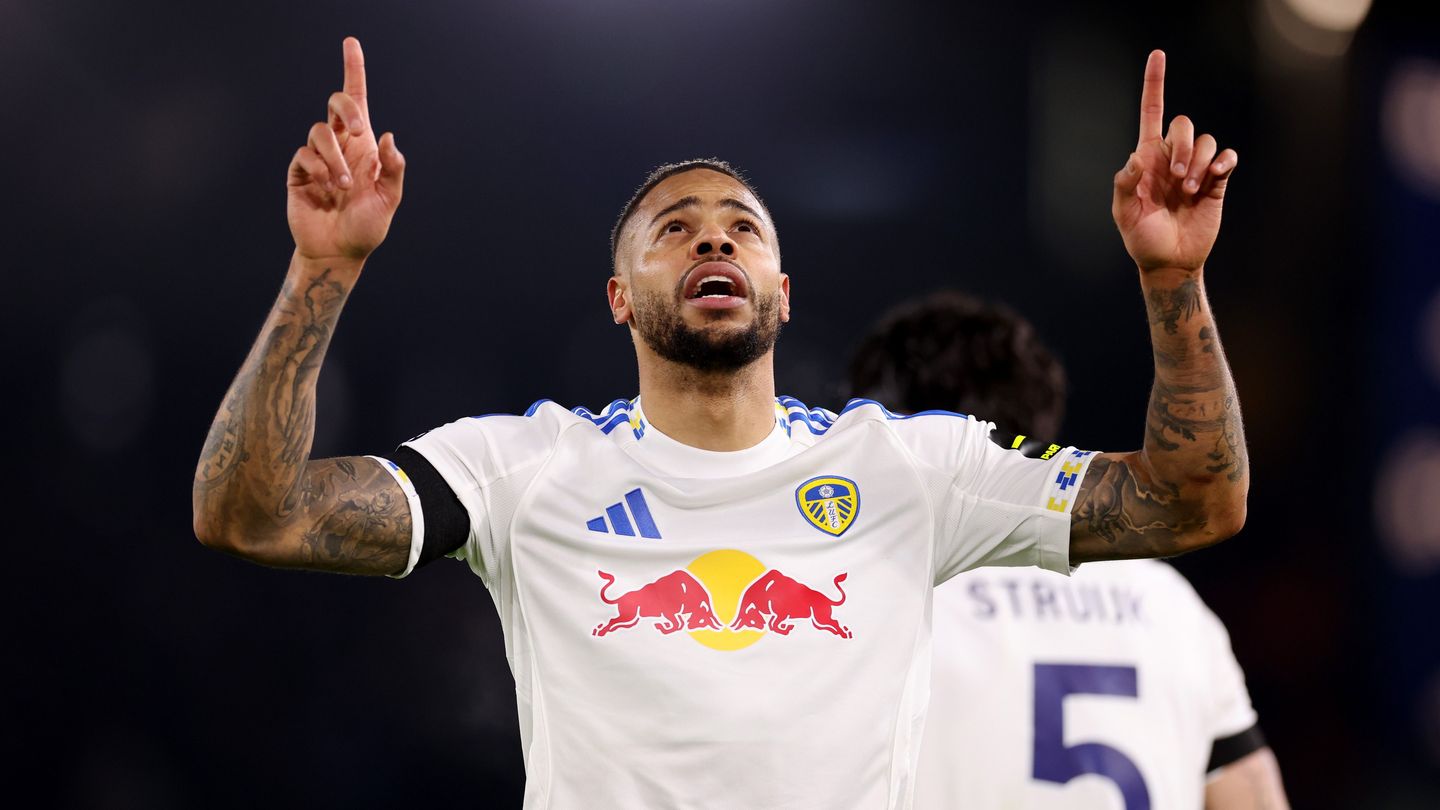 Nmecha celebrates his goal for Leeds v Fulham