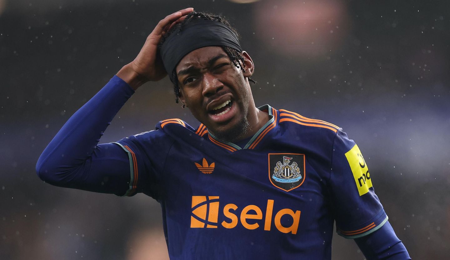 Anthony Elanga looks dejected after Newcastle miss a scoring chance v Wolves