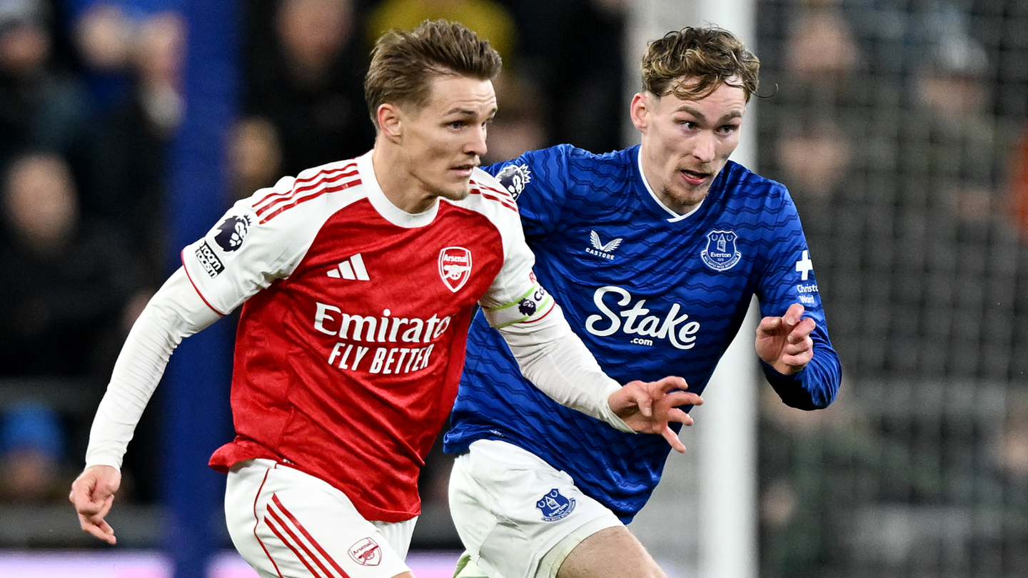 Martin Odegaard and James Garner sprinting next to each other during Everton v Arsenal on 20 December 2025