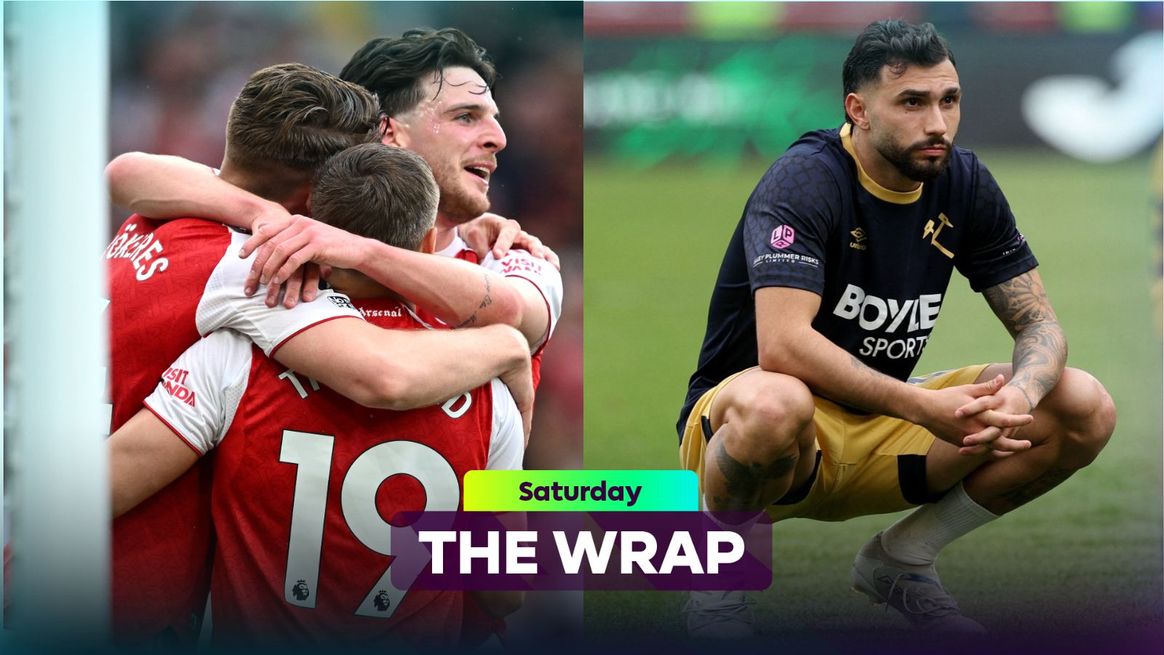 Arsenal celebrate (left) Taty dejected (right)