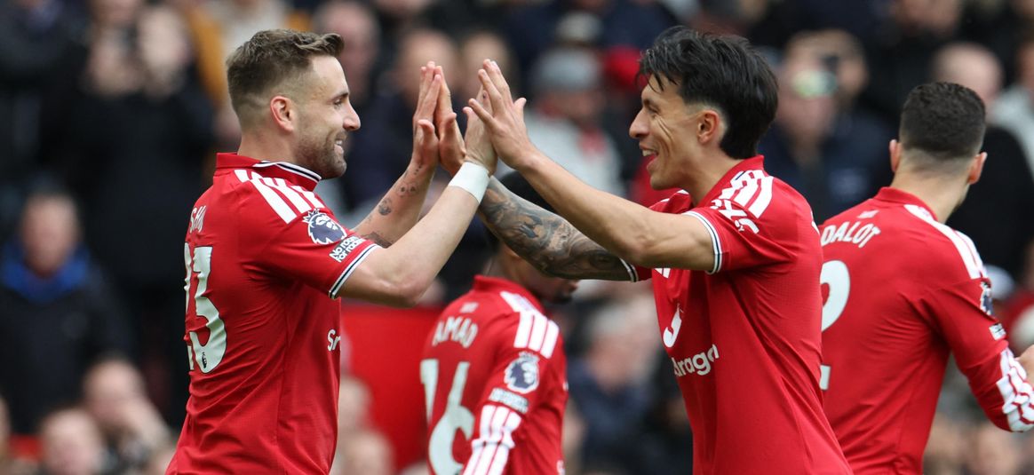 Luke Shaw celebrates with Lisandro Martinez