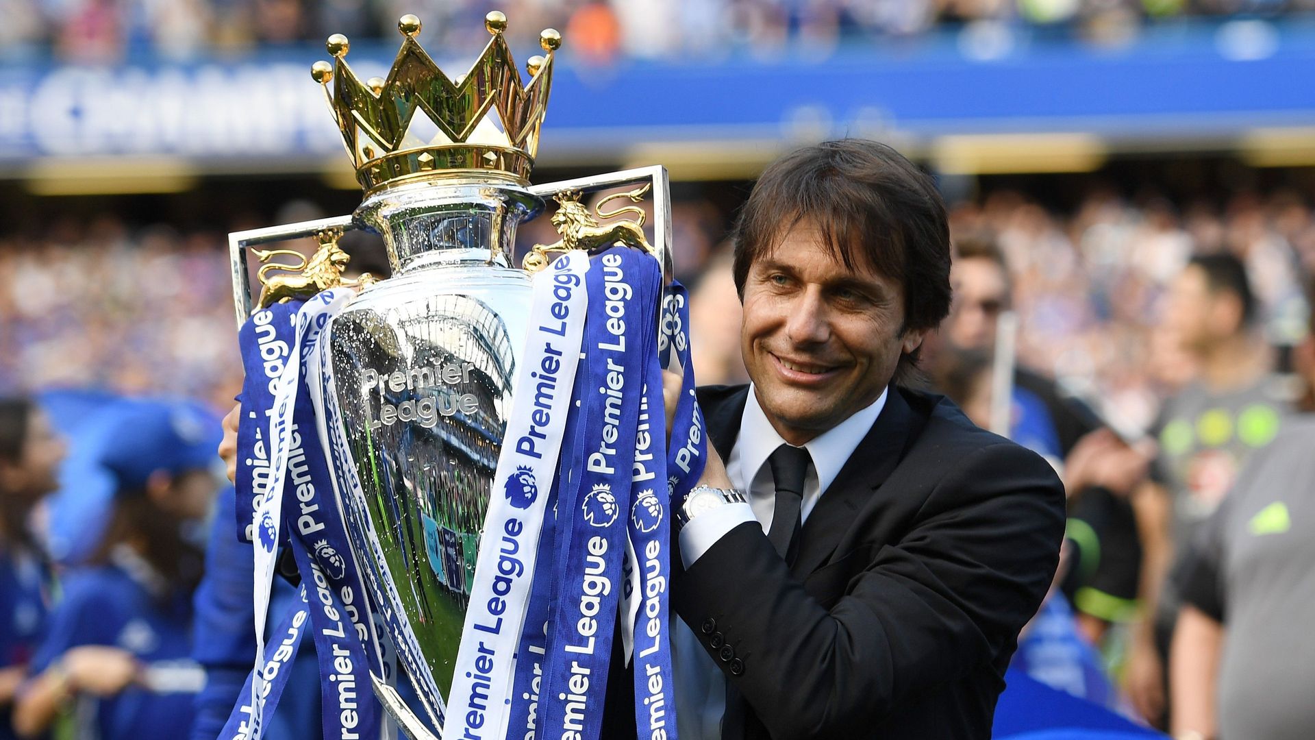 Antonio Conte with the Premier League Trophy