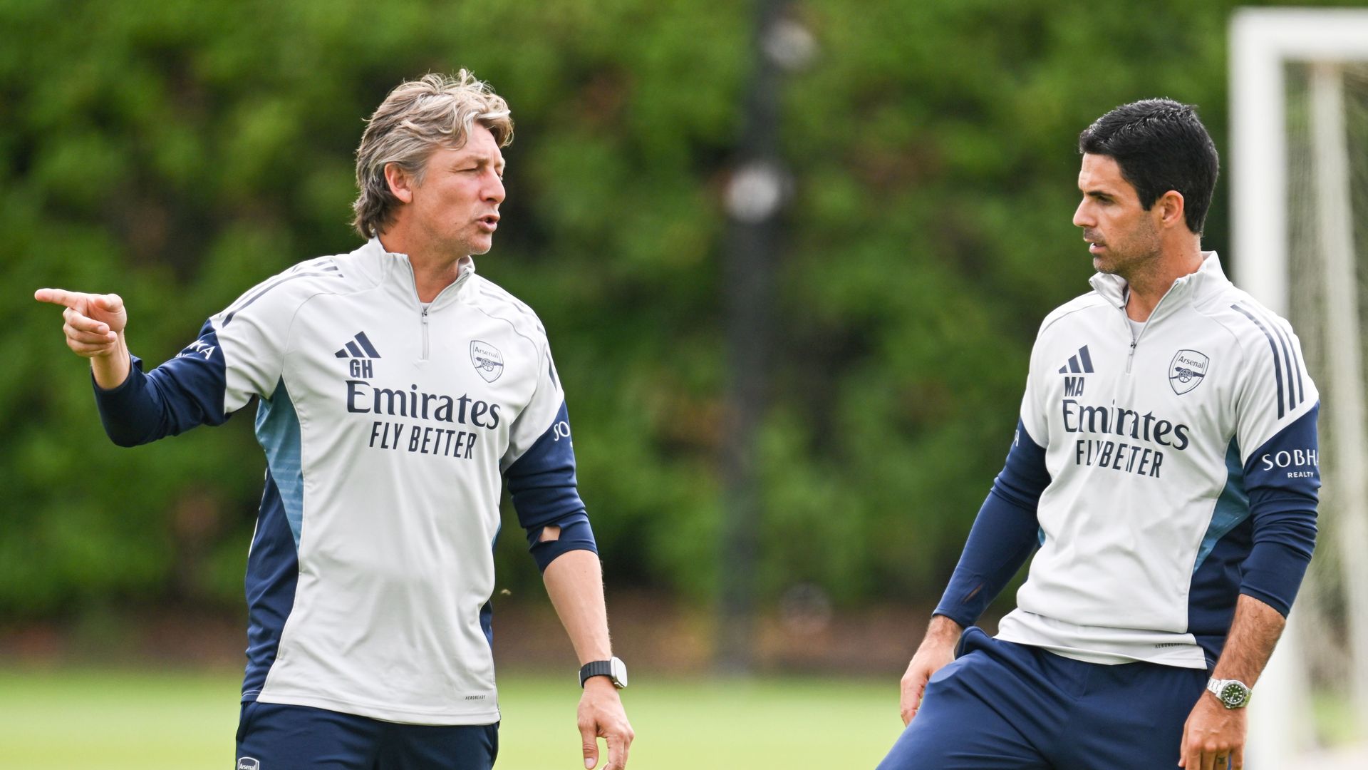 Gabriel Heinze chats to Mikel Arteta during training