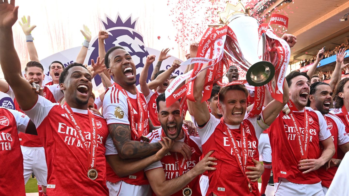 Arsenal lift Premier League Trophy