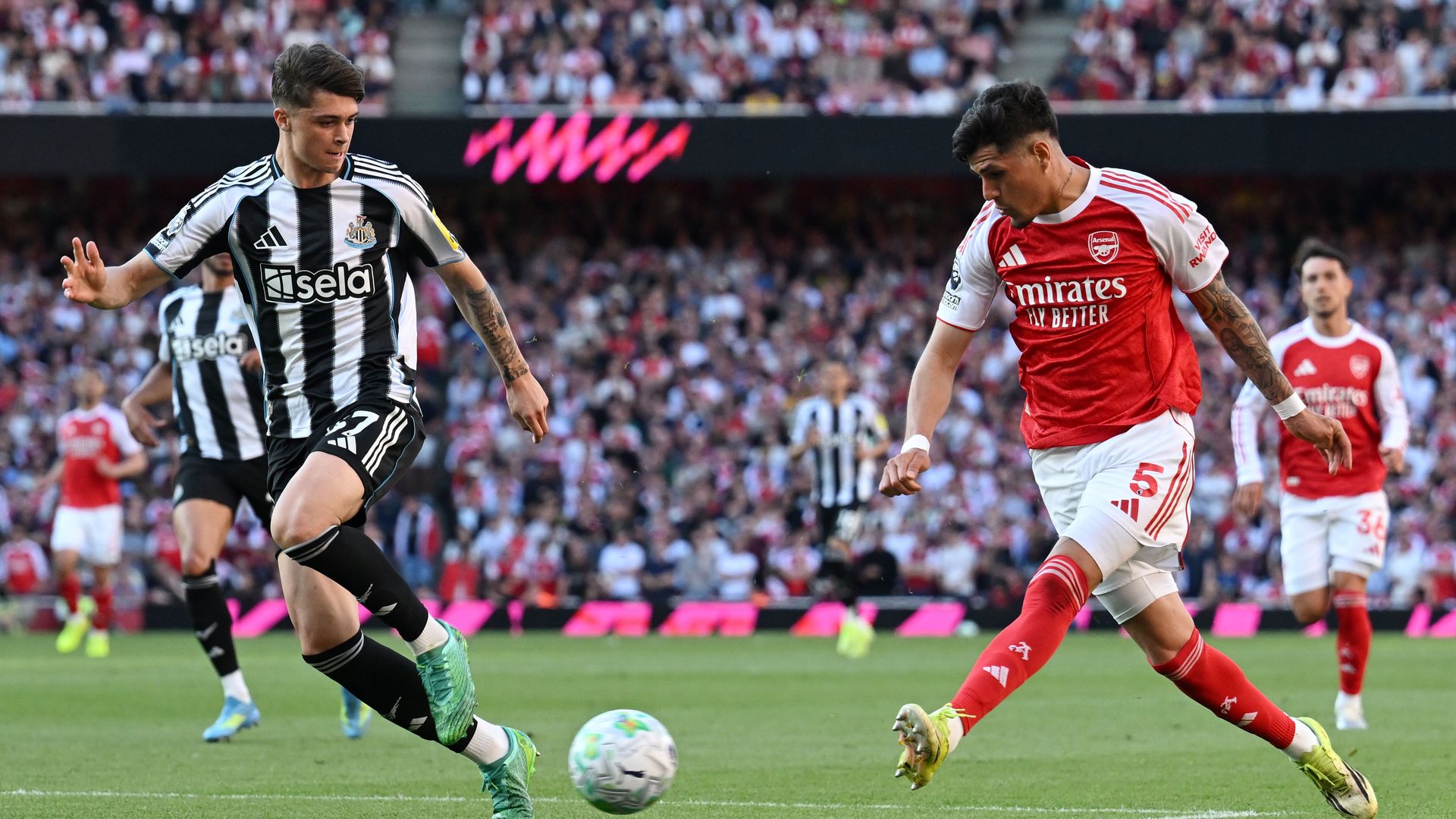 Hincapie - Arsenal vs Newcastle United LIVE