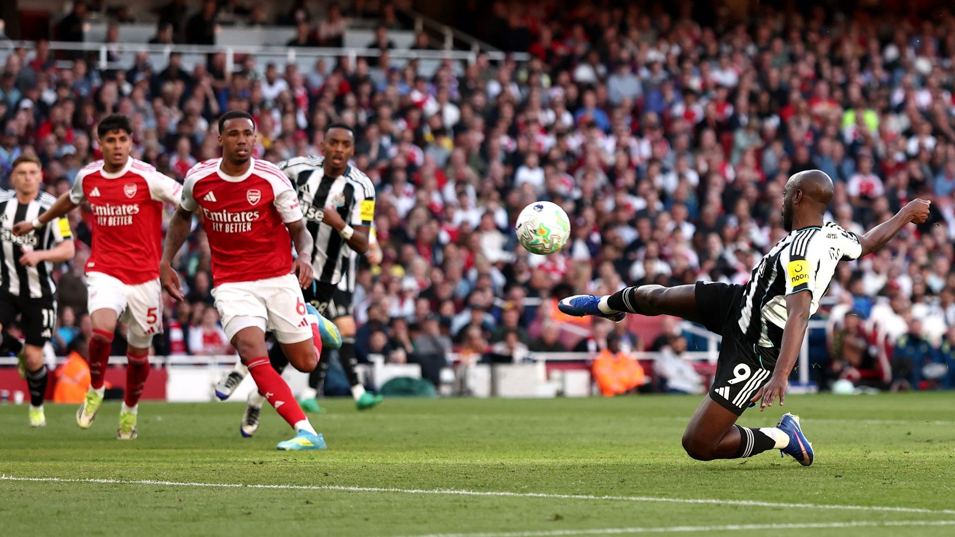 Wissa missed a great chance for Newcastle - Arsenal vs Newcastle United, Premier League 2025/26 LIVE