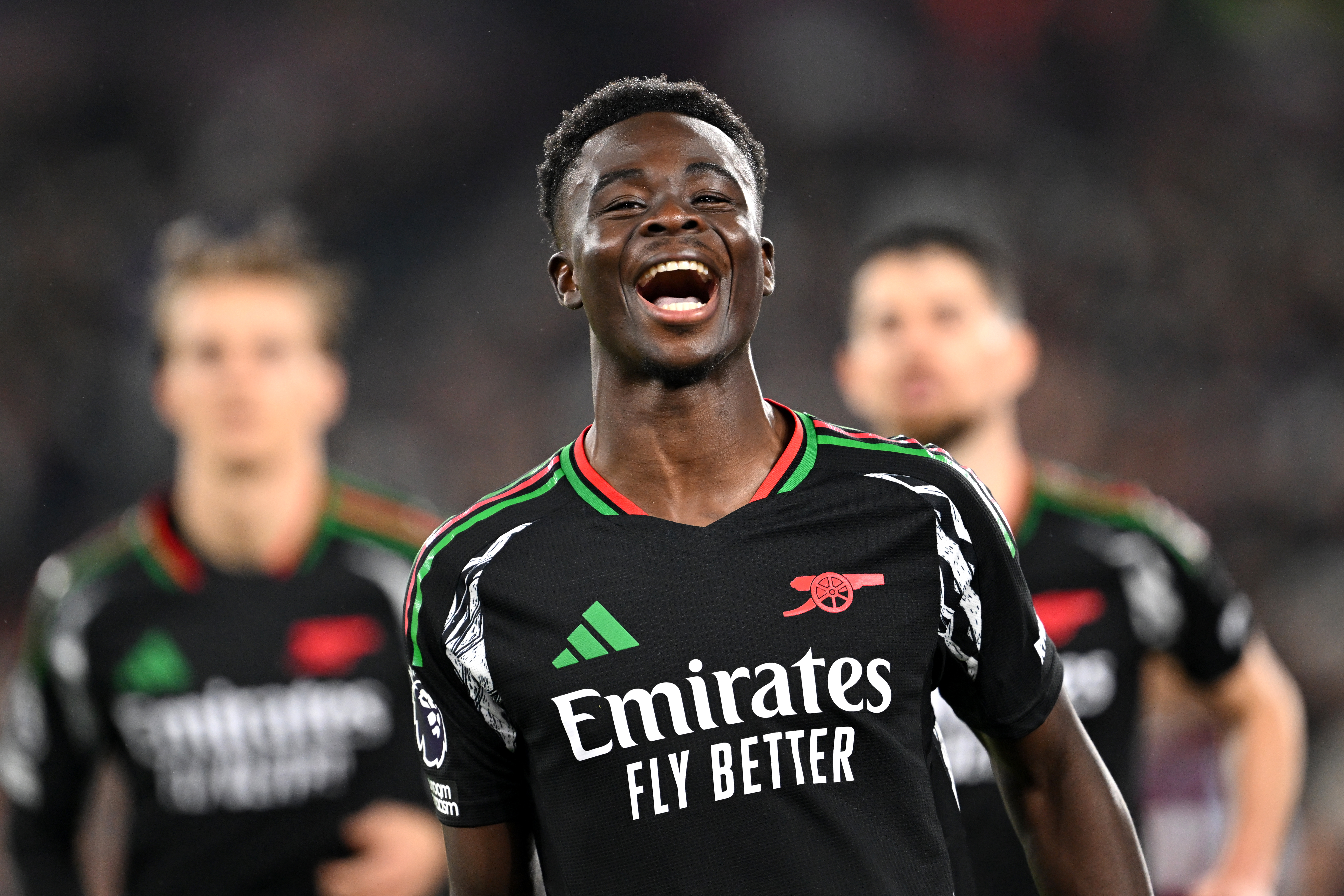 Saka Shines as Arsenal Defeats West Ham 5-0: Gunners Climb to Second Place