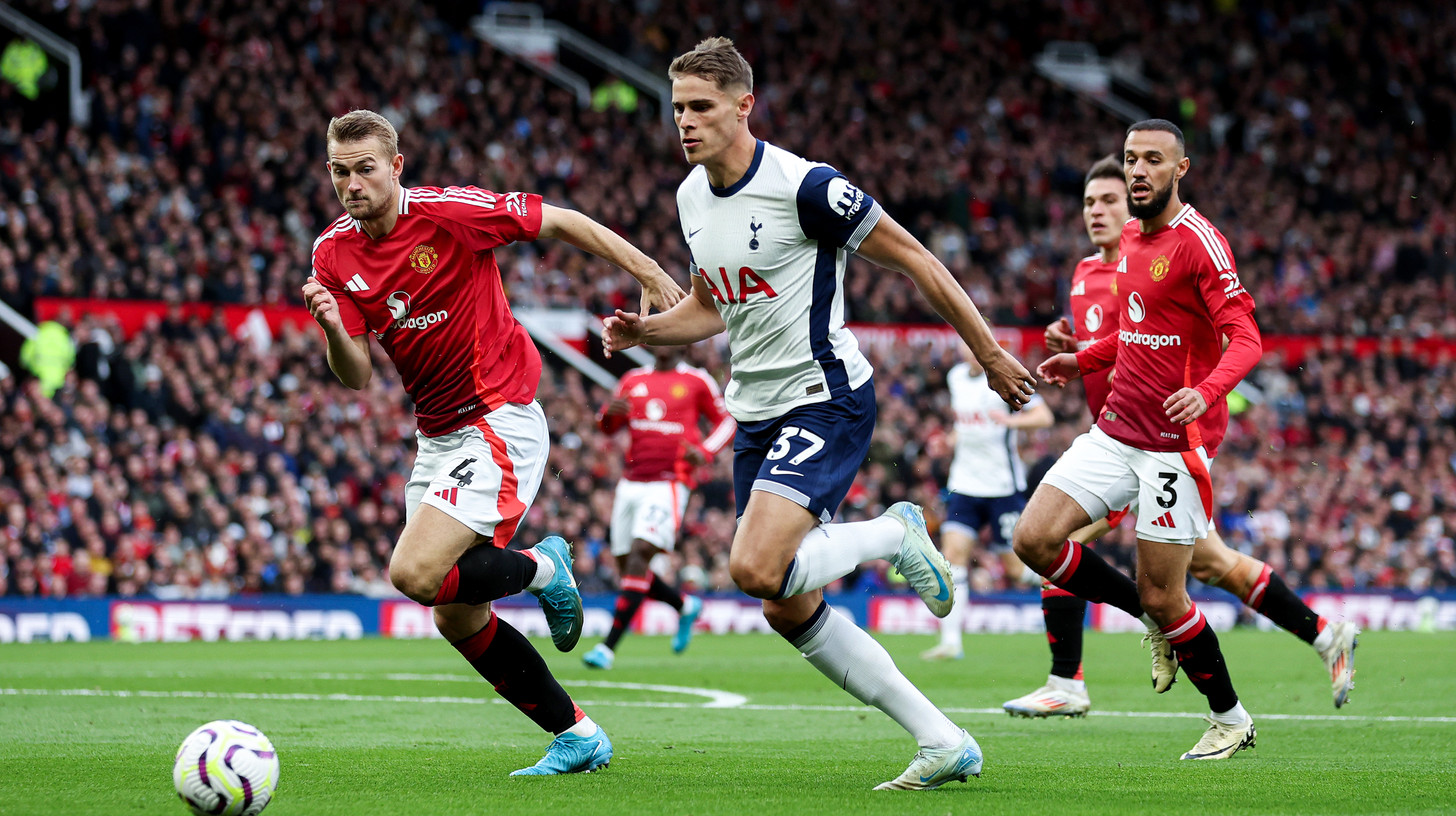 Fabrizio Romano x&aacute;c nhận, vụ Van de Ven gia nhập Manchester United ng&atilde; ngũ